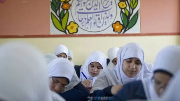 خالد منتصر يشيد بقرار التعليم بحظر النقاب بالمدارس