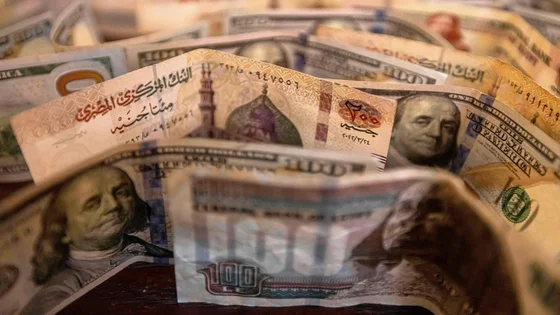 زيادة الضغوط على سعر الجنيه المصري تؤجج الرهان على تعويم جديد