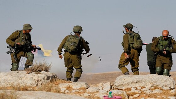 حاولت تنفيذ إنزال على شاطئ رفح .. قوة إسرائيلية تهرب تاركة أسلحتها