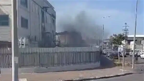 حـ ـريق بمصنع بعسقلان جراء سقوط صاروخ من غزة