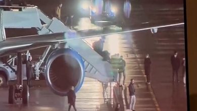 حقيقة فيديو سقوط جو بايدن على سلم الطائرة وإصابته بسكتة دماغية