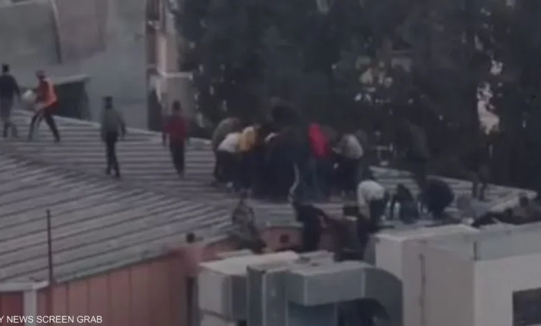 فيديو مؤلم من غزة.. ملاحقة المساعدات فوق أسطح المنازل