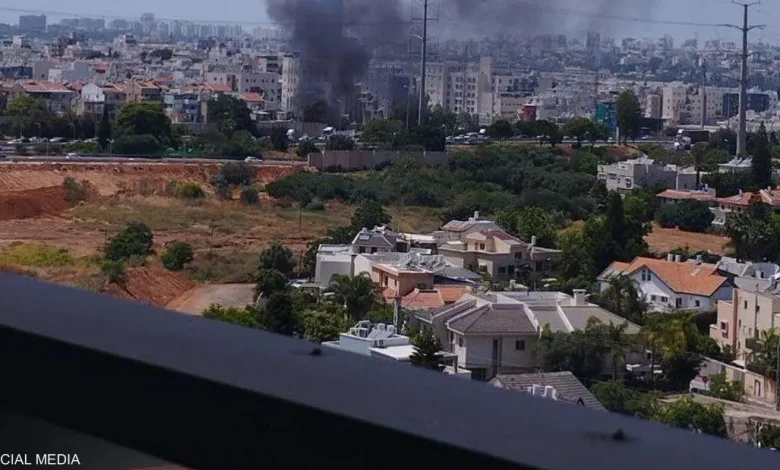 15 انفجارا.. قصف تل أبيب بصواريخ لأول مرة منذ 4 أشهر