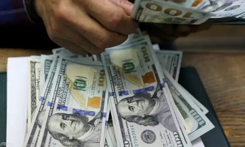 الدولار يرتفع قرب أعلى مستوياته لهذا العام